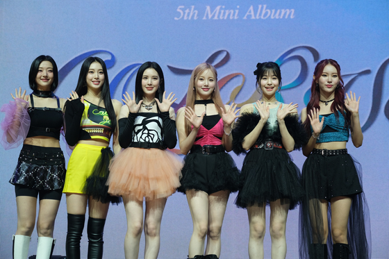 Girl group Weeekly poses for cameras during a press showcase on Wednesday at the Blue Square Mastercard Hall in Yongsan District, central Seoul, ahead of the release of “ColoRise” the same day. [CHO YONG-JUN]
