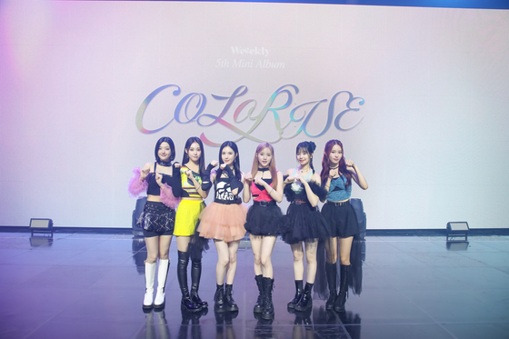 Girl group Weeekly poses for the camera during a press showcase on Wednesday at the Blue Square Mastercard Hall in Yongsan District, central Seoul, ahead of the release of “ColoRise” the same day. [IST ENTERTAINMENT]