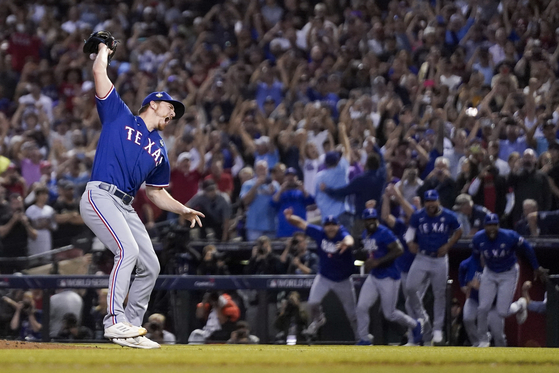 Texas Rangers relief pitcher Josh Sborz celebrates after winning Game 5 of the World Series against the Arizona Diamondbacks on Wednesday in Phoenix. The Rangers won 5-0 to win the series 4-1. [AP/YONHAP]