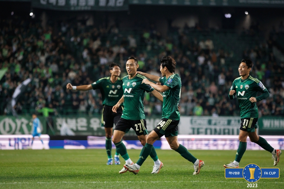 Jeonbuk Hyundai Motors' Moon Seon-min scores the first goal during the semifinal match against Incheon United at Jeonju World Cup Stadium on Wednesday. [KFA/YONHAP]