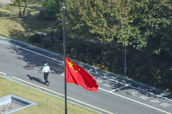 The flag at the Chinese Embassy in Seoul flies at half mast to mark the death of former Chinese Premier Li Keqiang on Thursday. Li died of a heart attack last Friday at the age of 68. [YONHAP]