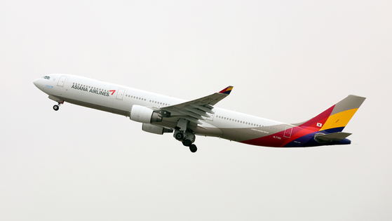 An Asiana Airlines plane takes off from Gimpo International Airport on Wednesday. [NEWS1]