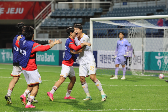 Pohang Steelers celebrate after defeating Jeju United at Jeju World Cup Stadium on Wednesday to advance to the Korean FA Cup final. [YONHAP]