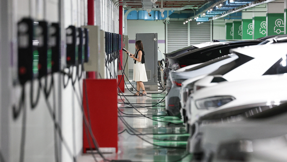 EVs are being charged at a charging station in downtown Seoul on Aug. 16. [YONHAP] 