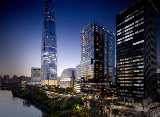 Sofitel Ambassador Seoul in Songpa District, southern Seoul, overlooking the Seokchon Lake [SOFITEL AMBASSADOR SEOUL HOTEL & SERVICED RESIDENCES]