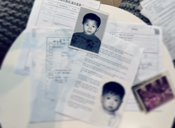 Records about himself that Cho Min-ho collected from orphanages and other facilities he grew up in after he got lost in a market that he had visited with his mother. [ESTHER CHUNG]