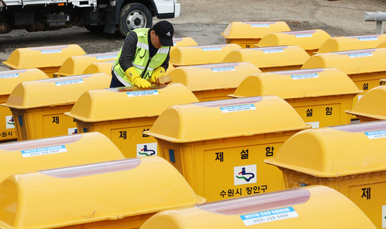 A worker cleans a snow removal box in Suwon, Gyeonggi in preparation for winter, two days before Ipdong, or the beginning of winter according to the lunar calendar. The boxes are used to store sand or calcium chloride, which is used to clean up large amounts of snow. [YONHAP]