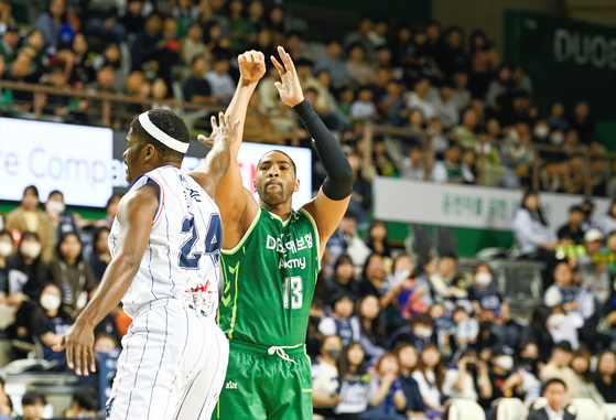 Wonju DB Promy's Dedric Lawson, right, shoots during a KBL game against Busan KCC Egis at Wonju Gymnasium in Wonju, Gangwon on Oct. 29. [YONHAP] 