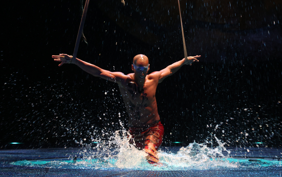 An aerialist performs a scene from Cirque du Soleil's "Luzia" show, which incorporates water, at the Seoul Sports Complex's Big Top in Songpa District, southern Seoul, on Oct. 24 [YONHAP]