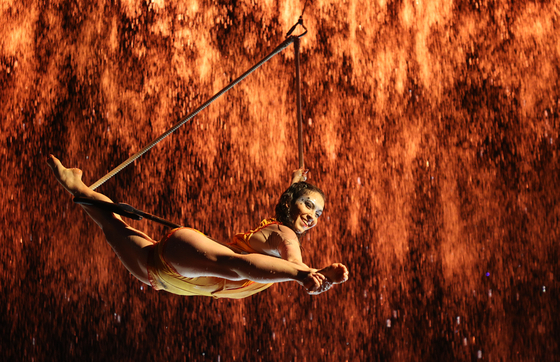 A trapeze artist swings under the rain during a scene of Cirque du Soleil's "Luzia" show at the Seoul Sports Complex's Big Top in Songpa District, southern Seoul, on Oct. 24 [YONHAP]