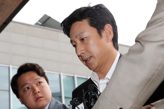 Actor Lee Sun-kyun appears at the Incheon Nonhyun Police Station for questioning on illegal drug use on Nov. 4. [NEWS1]