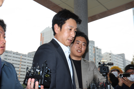 Actor Lee Sun-kyun appears at the Incheon Nonhyun Police Station for questioning on illegal drug use on Nov. 4. [NEWS1]