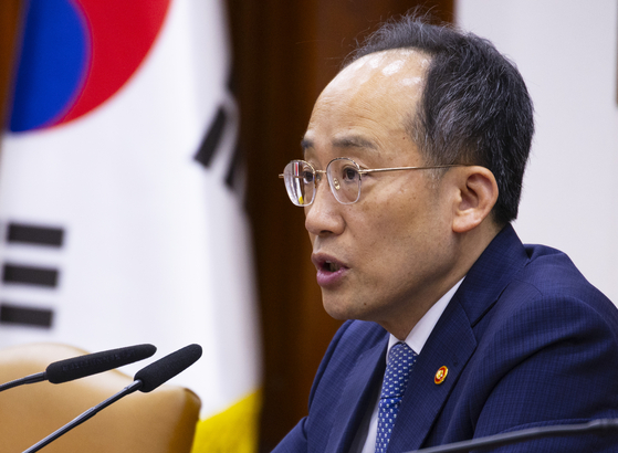 Finance Minister Choo Kyung-ho speaks about the government's plans to implement deregulatory measures for 18 projects led by private companies at a meeting held at the government complex in central Seoul. [YONHAP]