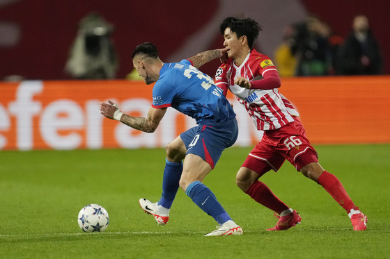 Red Star Belgrade's Hwang In-beom, right, vies for the ball with Leipzig's Benjamin Sesko during a Group G UEFA Champions League match at the Rajko Mitic Stadium in Belgrade, Serbia on Tuesday.  [AP/YONHAP]