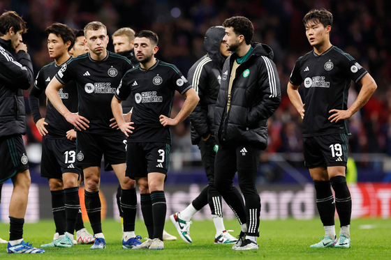 Celtic players, including Korean midfielders Oh Hyeon-gyu, right, and Yang Hyun-jun, left, react to their defeat at the end of a UEFA Champions League group E match against Celtic at the Metropolitano Stadium in Madrid on Tuesday.  [AFP/YONHAP]
