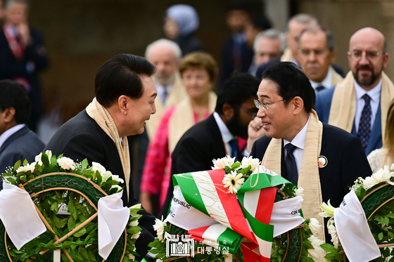  Japanese counterpart Fumio Kishida, right, and South Korea's President Yoon Suk Yeol at the G20 summit in New Delhi, India, Sept. 10. [UPI/YONHAP]