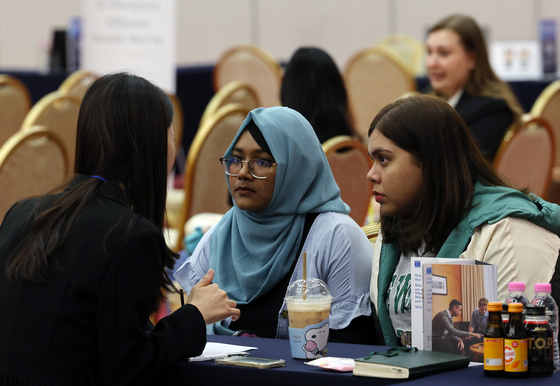 International students attend a career fair for foreign job-seekers held at Sejong University in Seoul on Oct. 17. [NEWS1]