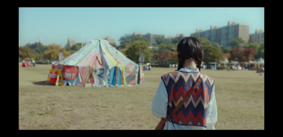 A scene from ″Strong Girl Nam-soon″ shows Nam-soon installing a ger, which was filmed at Jamwon Han River Park in Seocho District, southern Seoul. [SCREEN CAPTURE]