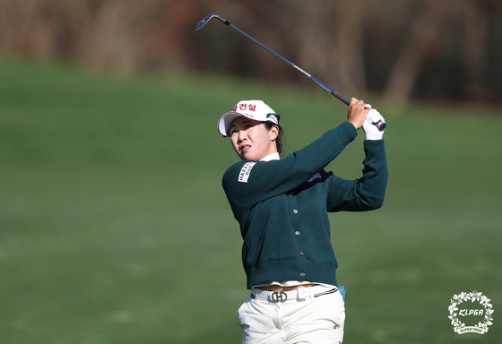 Im Jin-hee plays her shot on the first hole during the final round of the SK Shieldus-SK Telecom Championship at La Vie est Belle Golf & Resort in Chuncheon, Gangwon on Sunday. [NEWS1]