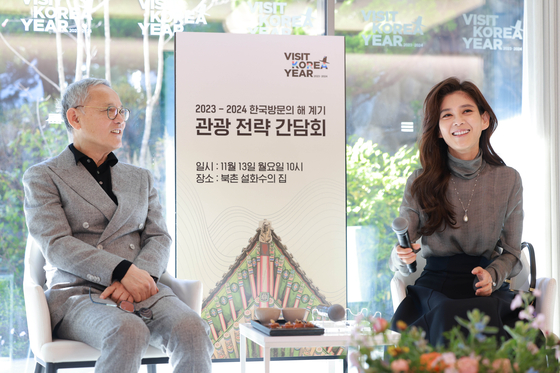 Culture Minister Yu In-chon, left, and Hotel Shilla CEO Lee Boo-jin, who has been appointed as the chairperson of the Visit Korea Committee, participate in a conference with tourism industry insiders at The House of Sulwhasoo, the cosmetic brand's flagship store in Bukchon of Jongno District, central Seoul. [NEWS1] 