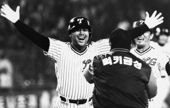 The LG Twins celebrate winning the 1990 Korean Series.  [JOONGANG ILBO]