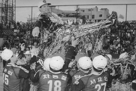 The LG Twins throw manager Lee Kwang-hwan in the air after winning the 1994 Korean Series.  [YONHAP]