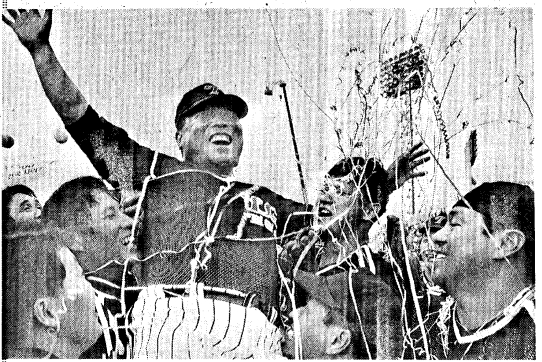 The LG Twins celebrate after winning the 1990 Korean Series in a photo published by the JoongAng Ilbo on Oct. 29, 1994.  [SCREEN CAPTURE]