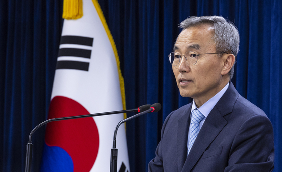 Kim Woo-seung, vice chairman for the Glocal University 30 project committee under the Ministry of Education, announces 10 universities and coalitions selected for the project on Monday. [YONHAP] 