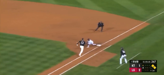 2. LG Twins second baseman Shin Min-jae, center, receives the ball from shortstop Oh Ji-hwan to secure the second out.  [SCREEN CAPTURE]