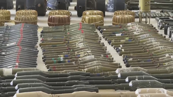 Suspected North Korean-made F-7 rocket-propelled grenades with a distinctive red stripe on their warhead are seen at an Israeli military base in southern Israel on Oct. 15, after they were seized from the armed Palestinian group Hamas. [AP/YONHAP]