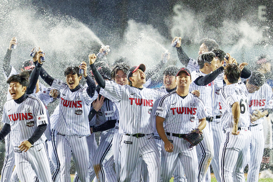 The LG Twins celebrate after beating the KT Wiz in Game 5 to win the 2023 Korean Series 4-1 at Jamsil Baseball Stadium in southern Seoul on Monday.  [NEWS1]