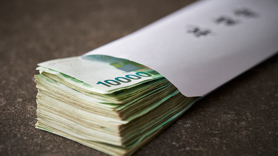 In Korea, the amount of money you give in lieu of wedding gift to the newly wed depends on how close you are to the bride or groom. [SHUTTERSTOCK]