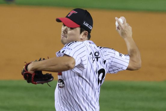 LG Twins closer Go Woo-suk pitches at the top of the ninth inning in Game 5 of the Korean Series at Jamsil Baseball Stadium in southern Seoul on Nov. 13.  [YONHAP]