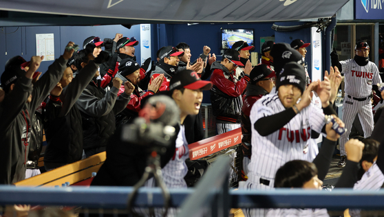 The LG Twins dugout reacts as pitcher Go Woo-suk gets the third out to end Game 5 of the Korean Series and secure the Twins the title at Jamsil Baseball Stadium in southern Seoul on Monday.  [NEWS1]
