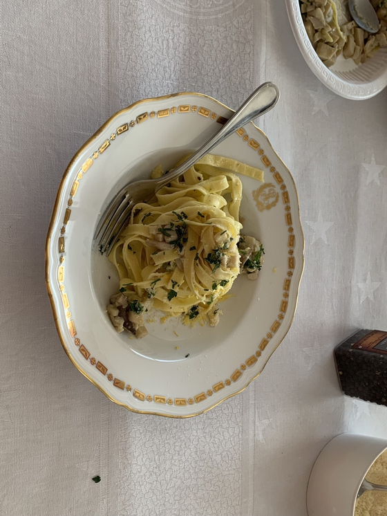 Fettuccine pasta with mushrooms [LEE JIAN]