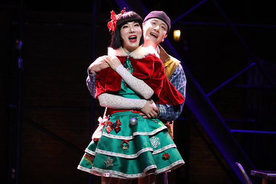Actor Jo Kwon as Angel, front, and Yoon Hyung-ryul as Colin perform a scene from "Rent" at the Coex Artium in Gangnam District, southern Seoul, on Wednesday. [YONHAP]