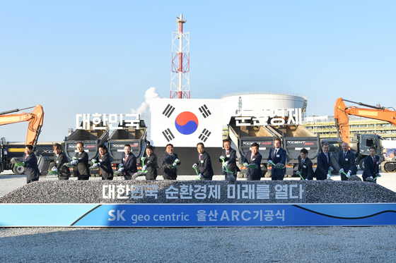 From sixth from left to right: SK Geo Centric CEO Na Kyung-soo, Ulsan Mayor Kim Doo-gyeom, Prime Minister Han Duck-soo and SK Innovation Vice Chairman and CEO Kim Jun during SK geo centric's groundbreaking ceremony for a 1.8-trillion-won recycling cluster in Ulsan on Wednesday. [SK INNOVATION]