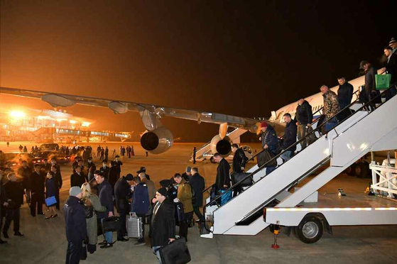 The North's state-controlled Korean Central News Agency reported Wednesday that a Russian government delegation arrived in Pyongyang the previous day to hold talks with North Korean officials to discuss trade and science cooperation. [NEWS1]