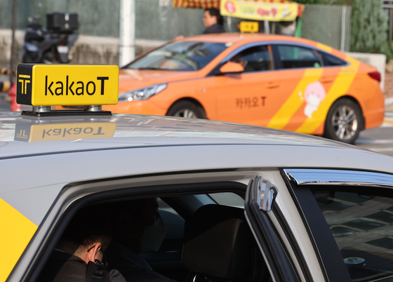 Taxis outside of Seoul Station on Nov. 2. [YONHAP]