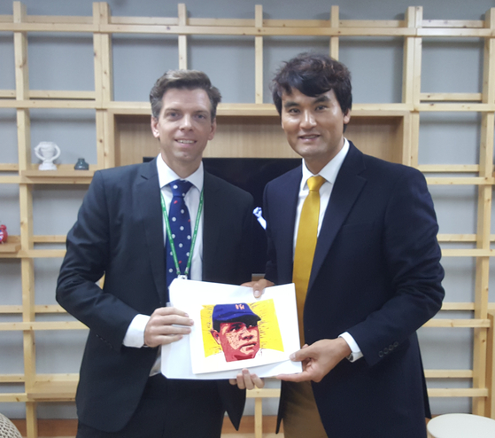 Andy Brown, left, poses with former Los Angeles Dodgers ace Park Chan-ho.  [ANDY BROWN]
