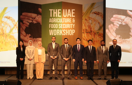 From fourth from left: Wassim Youssef Said, advisor to the UAE's minister of climate change and environment; Eisa Alsamahi, deputy head of mission of the UAE to Korea; Lee Yoon-seok, Kazad representative of the Korean Market; and Kim Hwang-yong, director general of the technology cooperation bureau of Korea's Rural Development Administration attend the UAE Agriculture and Food Security Workshop organized by the UAE's embassy in Korea at the Four Seasons Hotel Seoul on Friday. [EMBASSY OF UAE IN KOREA] 