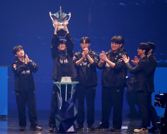 T1's Lee ″Faker″ Sang-hyeok lifts the trophy, the Summoner's Cup, after defeating Chinese team Weibo Gaming 3-0 in the final round of the 2023 League of Legends World Championship in Seoul on Sunday. [JOINT PRESS CORPS]