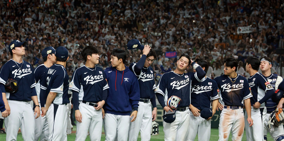 The Korean team reacts after losing 4-3 to Japan in the final of the Asian Professional Baseball Championship at Tokyo Dome in Tokyo on Sunday.  [YONHAP]