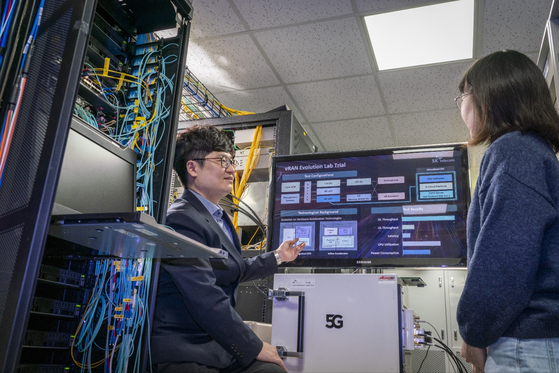 SK Telecom employees test the next-generation cloud-based Open RAN virtual base station needed to advance 5G and 6G networks. [SK TELECOM]