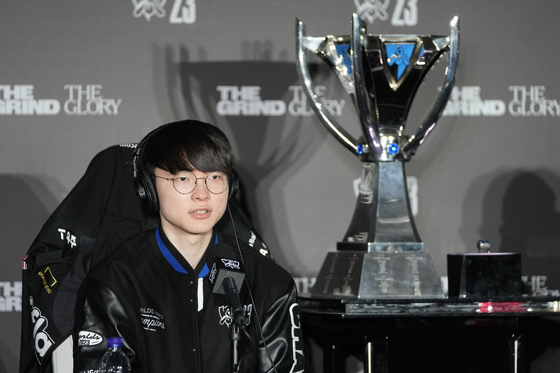 T1's Lee ″Faker″ Sang-hyeok speaks to the media after winning the final round of the 2023 League of Legends World Championship against China's Weibo Gaming at Gocheok Sky Dome in western Seoul on Sunday. [AP/YONHAP]