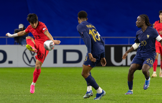 Korea's Jeong Sang-bin, left, passes the ball during a friendly with the U-21 French national team at Stade Oceane in Normandie, France on Monday. [NEWS1] 