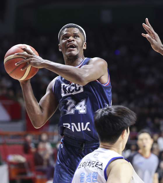Busan KCC Egis' Alize Johnson in action during a KBL game against the Seoul Samsung Thundersat at Sajik Gymnasium in Busan on Oct. 22. [YONHAP] 