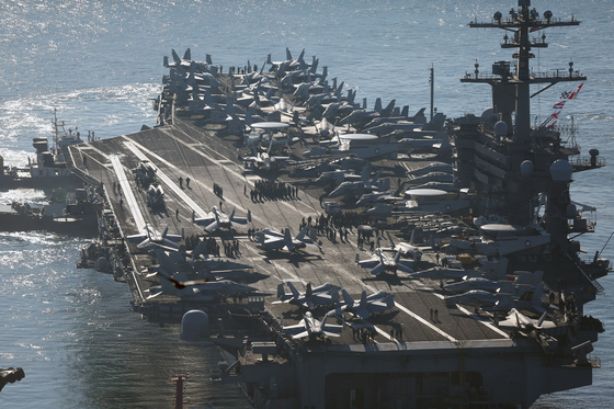 The USS Carl Vinson aircraft carrier arrives at a naval base in Busan on Tuesday in a show of force against North Korea’s nuclear and missile threats. North Korea notified Japan of a plan to launch a military spy satellite, its third attempt, between Wednesday and Dec. 1. [YONHAP]