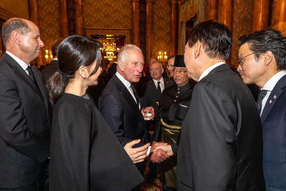 Korean President Yoon Suk Yeol, right, shakes hands with King Charles III at a reception at Buckingham Palace in London on Sept. 18, 2022, ahead of the state funeral for Queen Elizabeth II. [YONHAP]