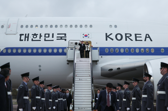 President Yoon Suk Yeol, left, with First Lady Kim Keon Hee, arrives at London Stansted Airport on Monday for a four-day state visit to Britain. [YONHAP]